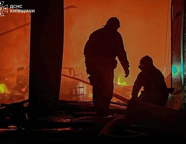 Російські війська двічі завдали удару по підприємству “Київмедспецтранс”, внаслідок чого було знищено п’ять автомобілів швидкої медичної допомоги.