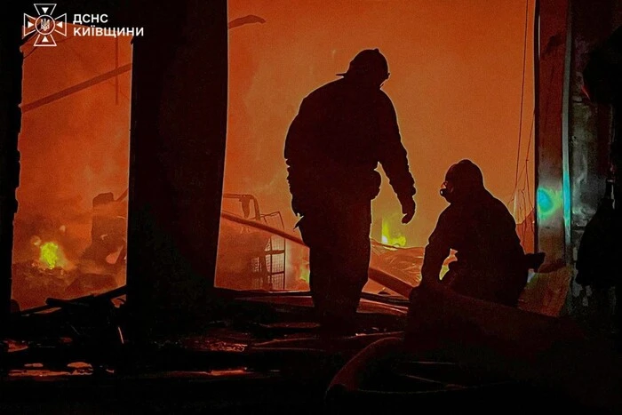 Російські війська двічі завдали удару по підприємству "Київмедспецтранс", внаслідок чого було знищено п'ять автомобілів швидкої медичної допомоги. 2