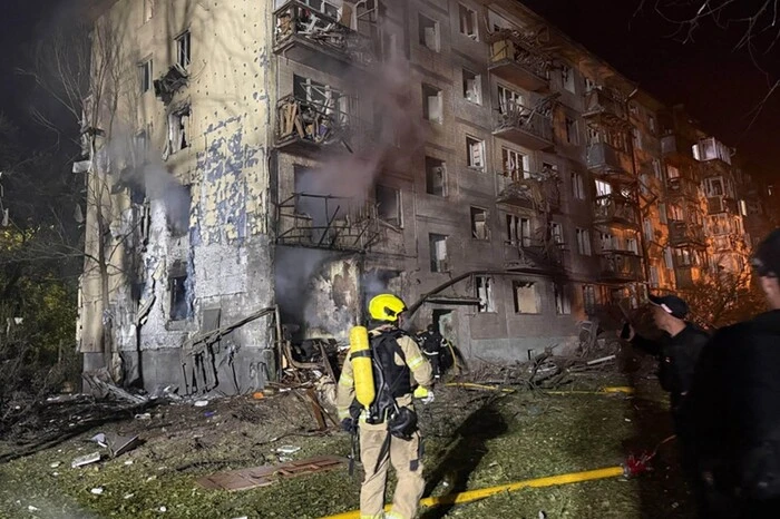 Напад на столицю України забрав дев'ять життів: рятувальники продемонстрували наслідки бомбардування (відео) 7