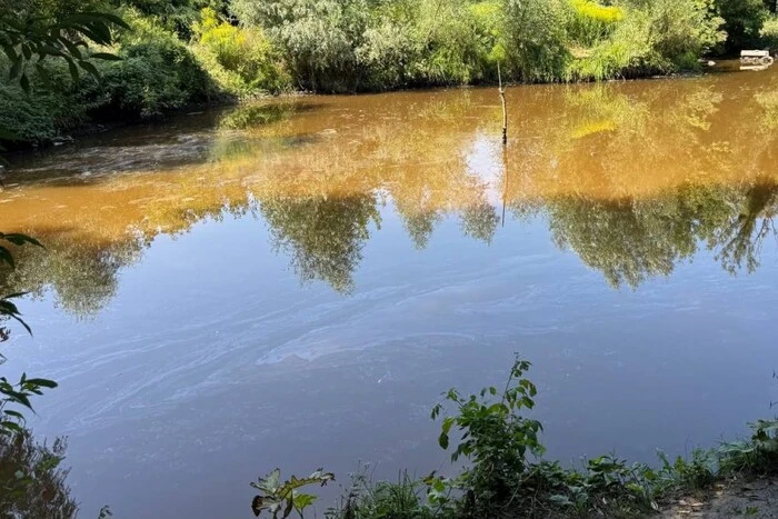 Головна 12 Київська річка Борщагівка забруднена через ворожу атаку.