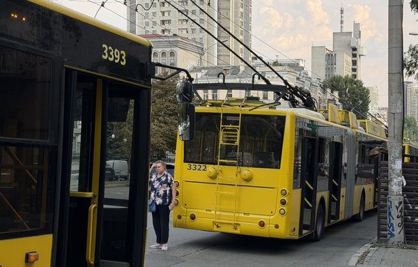 У Києві тимчасово припинено рух тролейбусів та трамваїв на низці маршрутів через несправність контактних мереж.