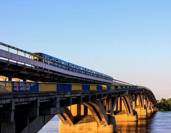 Рух на мосту Метро буде частково обмежено до кінця серпня (схема)
