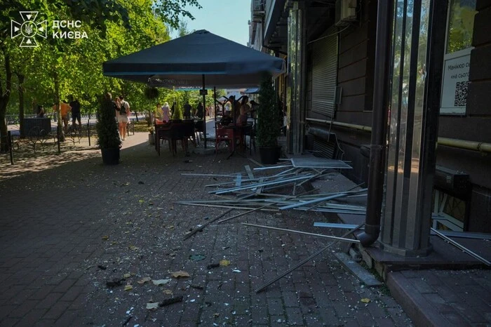Дворічна дитина померла після падіння російського дрона у Києві