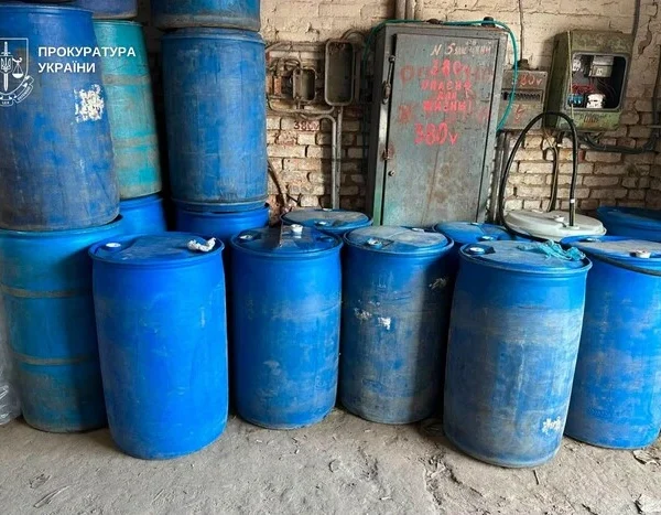 Київ: викрито підпільне виробництво алкоголю та сигарет на 12 мільйонів гривень.