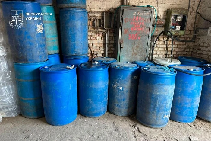 Контрафакт на 12 млн грн: у Києві ліквідовано підпільний цех з алкоголем і цигарками