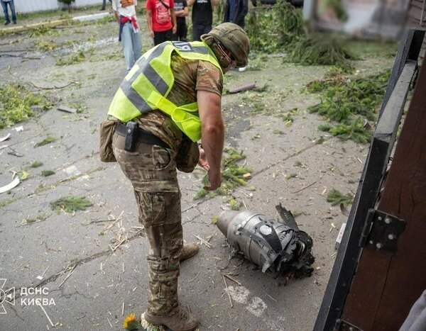 Уламки іранського дрона «Шахед» впали неподалік житлових будівель у серці української столиці: з’явилася перша інформація.