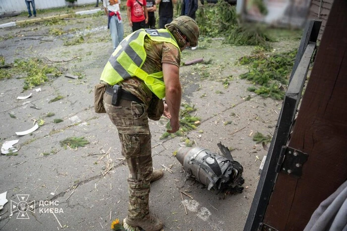 Уламки іранського дрона «Шахед» впали неподалік житлових будівель у серці української столиці: з'явилася перша інформація. 1 Уламки іранського дрона «Шахед» впали неподалік житлових будівель у серці української столиці: з'явилася перша інформація. 1