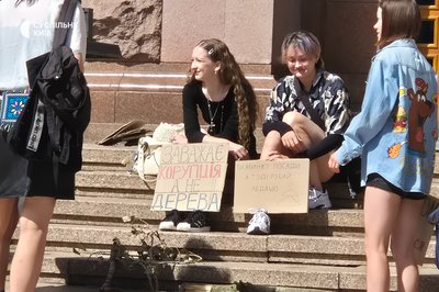 «Теплу — так, вирубці — ні»: під КМДА протестують через вирубку дерев на Теремках
