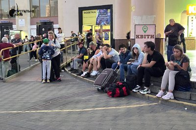 Тривоги та запізнення поїздів: на Центральному вокзалі Києва сотні пасажирів змушені чекати свої рейси в укритті