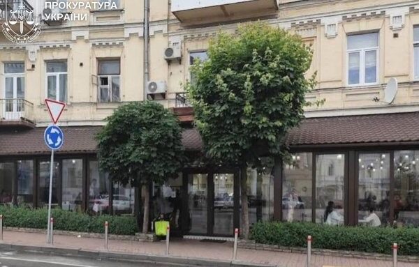 Прокуратура через суд вимагає демонтажу прибудови до історичної будівлі на Подолі