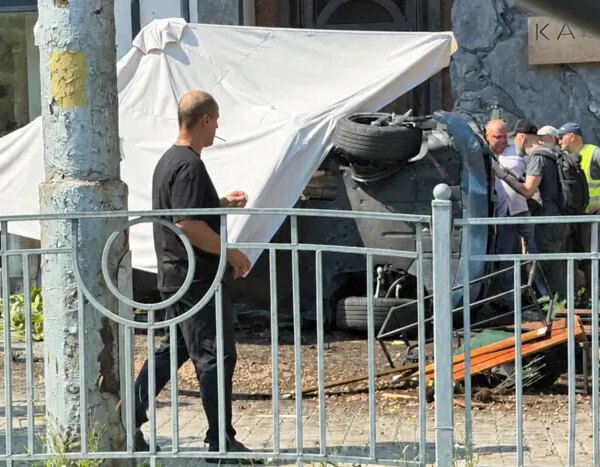 Аварія поблизу станції метро «Палац Україна»: одне з авто врізалося в терасу кафе та перевернулося (відео)