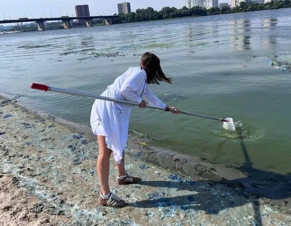 «Зацвітання» Дніпра: київські експерти взяли зразки води та роз’яснили причини явища
