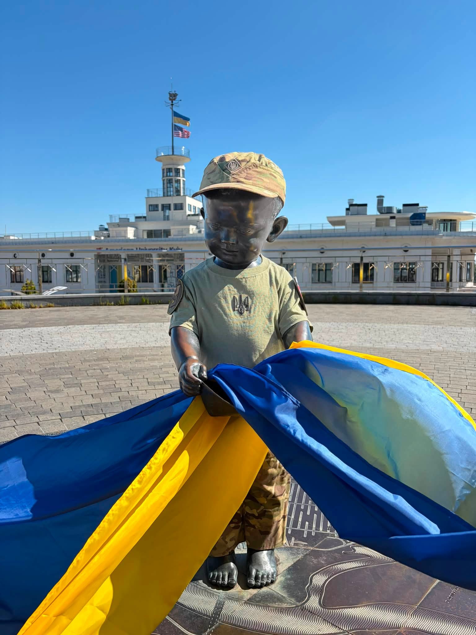 День державного прапора та День Незалежності: у столиці переодягли скульптури малюків-засновників Києва 12 1