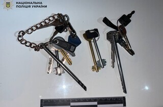 У Києві злочинці викрали з помешкання жінки похилого віку близько 750 тисяч гривень. 13