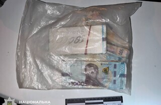 У Києві злочинці викрали з помешкання жінки похилого віку близько 750 тисяч гривень. 16