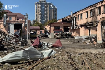 Згоріли 5 карет швидкої допомоги: війська РФ поцілили по території Київмедспецтрансу