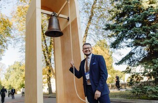 У столиці України вперше за майже вісім століть пролунав звук дзвона Десятинної церкви. 22