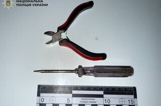У Києві злочинці викрали з помешкання жінки похилого віку близько 750 тисяч гривень. 12