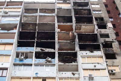 Понад півтисячі житлових будинків і два десятки освітніх закладів: як відновлюється після атак РФ Голосіївський район