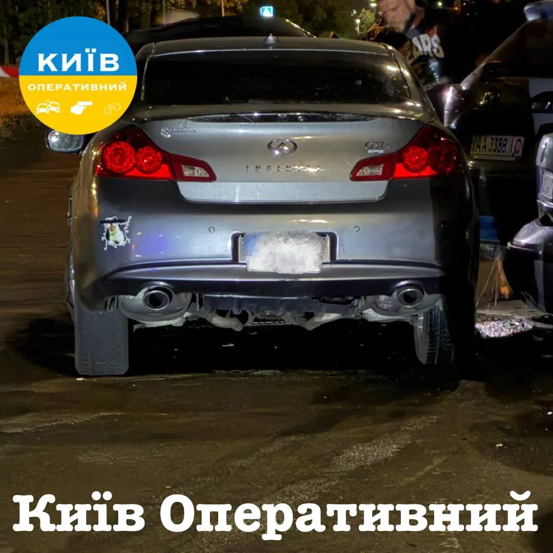Автомобілі, припарковані обабіч дороги, постраждали від дій порушника