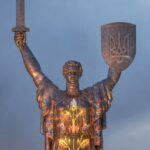 Головна 28 До Дня Незалежності: у Києві на монументі Батьківщина-Мати запалили світлове…