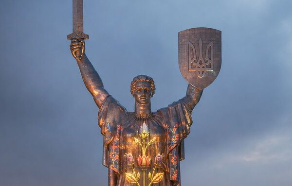 До Дня Незалежності: у Києві на монументі Батьківщина-Мати запалили світлове шоу