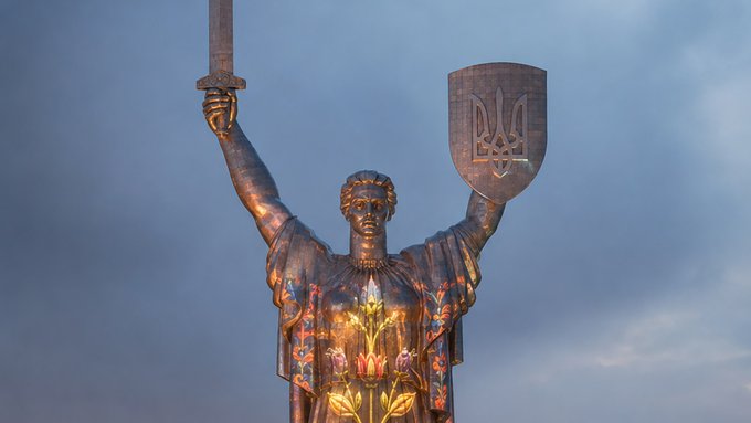 До Дня Незалежності: у Києві на монументі Батьківщина-Мати запалили світлове шоу 2