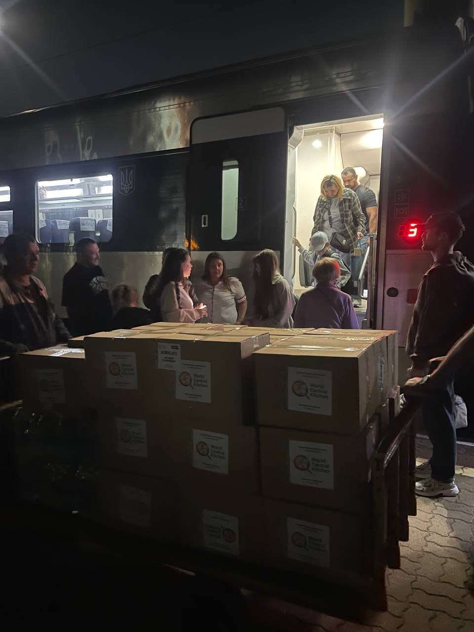 «Укрзалізниця» розгорнула допомогу пасажирам на переповнених вокзалах фото 2
