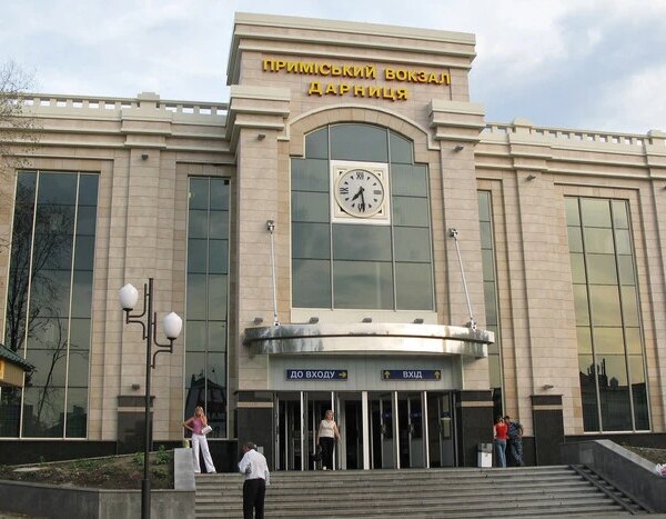 Залізничне підприємство в Києві зазнало удару балістикою з боку Росії, є жертви.