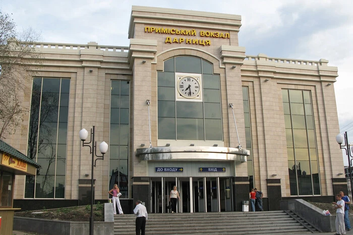 Залізничне підприємство в Києві зазнало удару балістикою з боку Росії, є жертви. 1 Залізничне підприємство в Києві зазнало удару балістикою з боку Росії, є жертви. 1