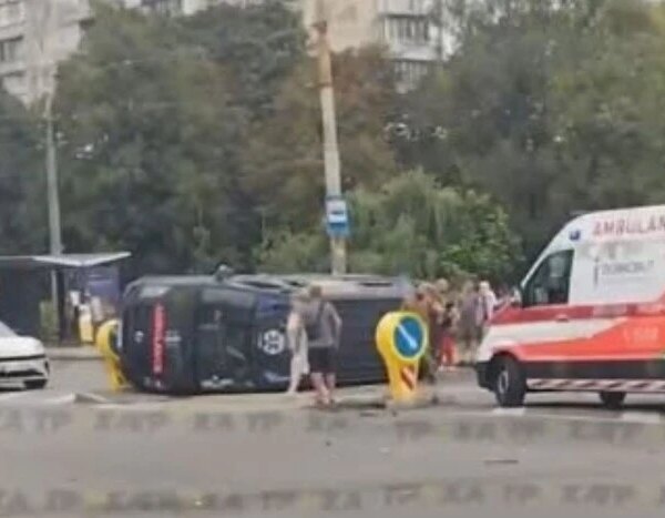 Серйозна дорожньо-транспортна пригода в Києві: на Вишгородській вулиці перекинувся мікроавтобус (відео)