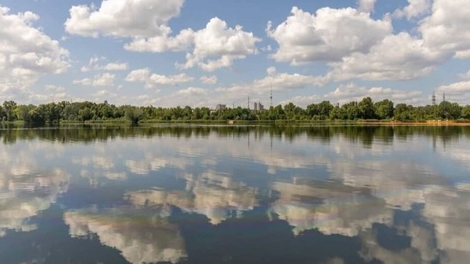 Головна 18 Озеро Кирилівське та струмок Сирець у Києві очищають від нафтопродуктів, що потрапили…