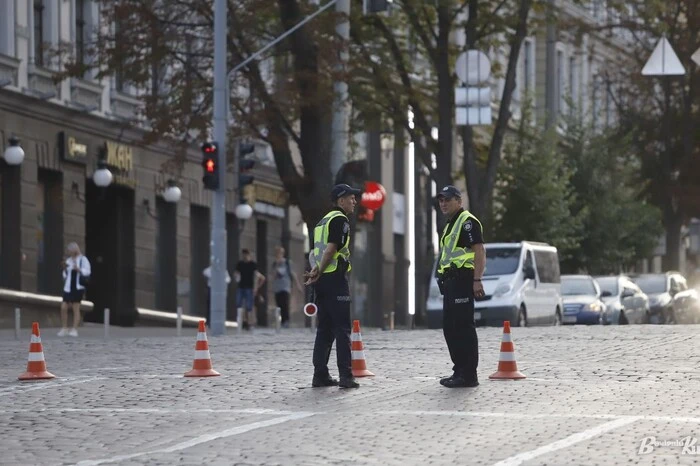 Протягом трьох днів поспіль у столиці будуть обмежені пересування центральною частиною. 3 Протягом трьох днів поспіль у столиці будуть обмежені пересування центральною частиною. 2