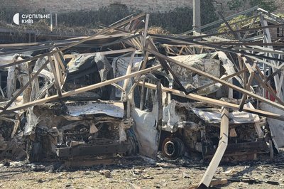 Російські війська атакували територію Київмедспецтрансу, внаслідок чого згоріло п’ять автомобілів швидкої допомоги.