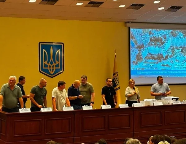 Зупинка вирубки дерев для тепломережі на Теремках: влада та мешканці домовляються про двотижневу перерву