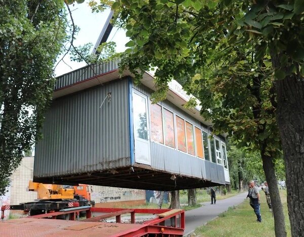 У столиці за сім днів прибрали 30 самовільно встановлених кіосків та загороджень (фото)