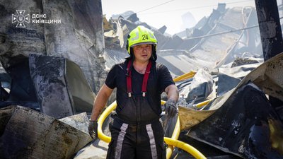На Київщині другу добу гасять займання на складах, поруйнованих атакої РФ 20 серпня