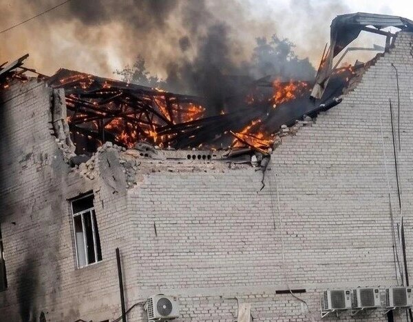 Відео: люди вистрибували з палаючого будинку після удару РФ по Лозовій