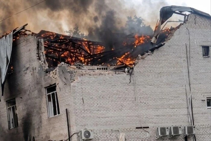 Люди вистрибують з вікон палаючої будівлі після удару РФ по Лозовій