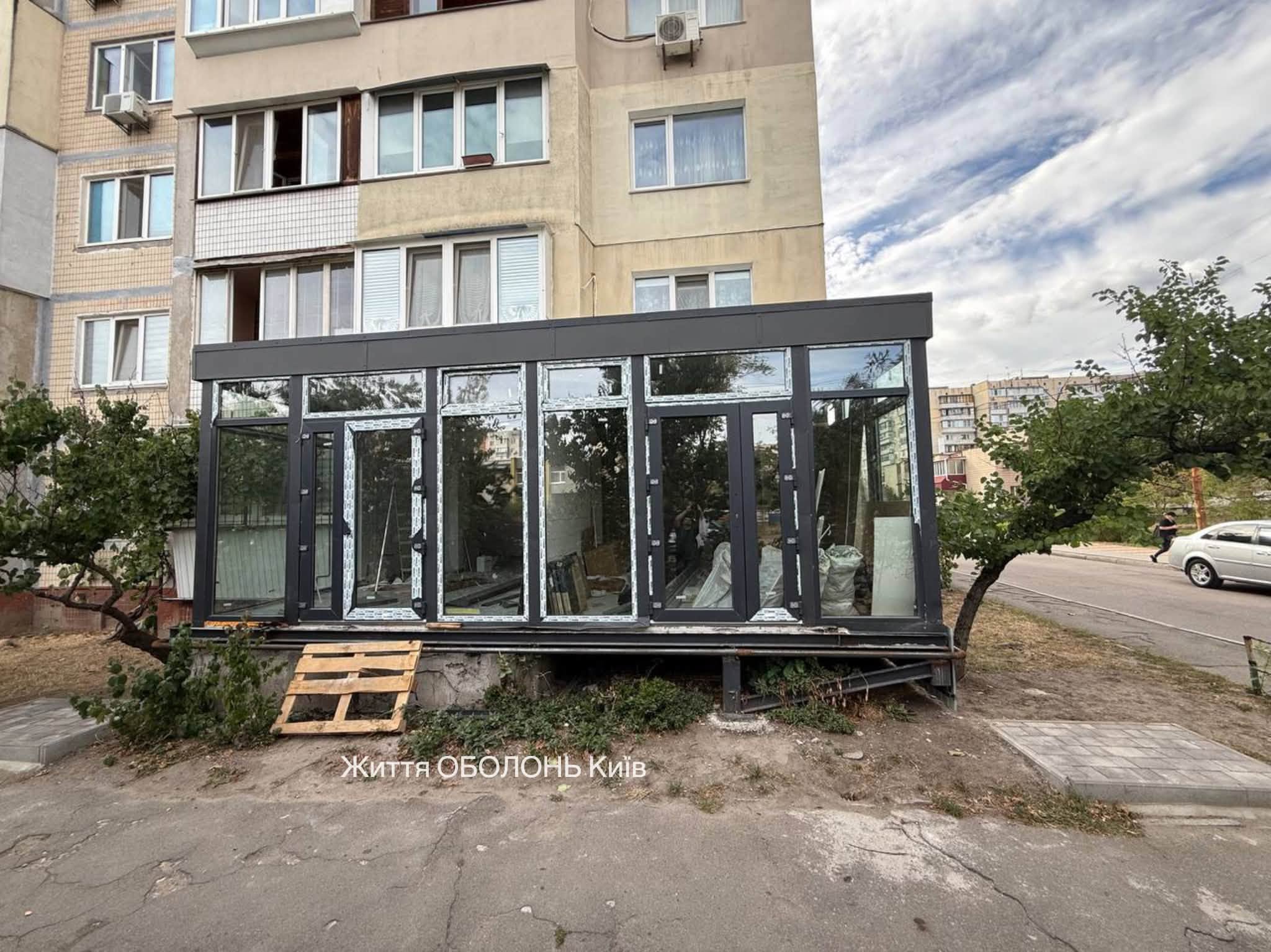 Незаконна прибудова на Оболоні