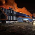 Головна 14 Десятеро рятувальників майже добу боролися з наслідками удару по “Епіцентру”…