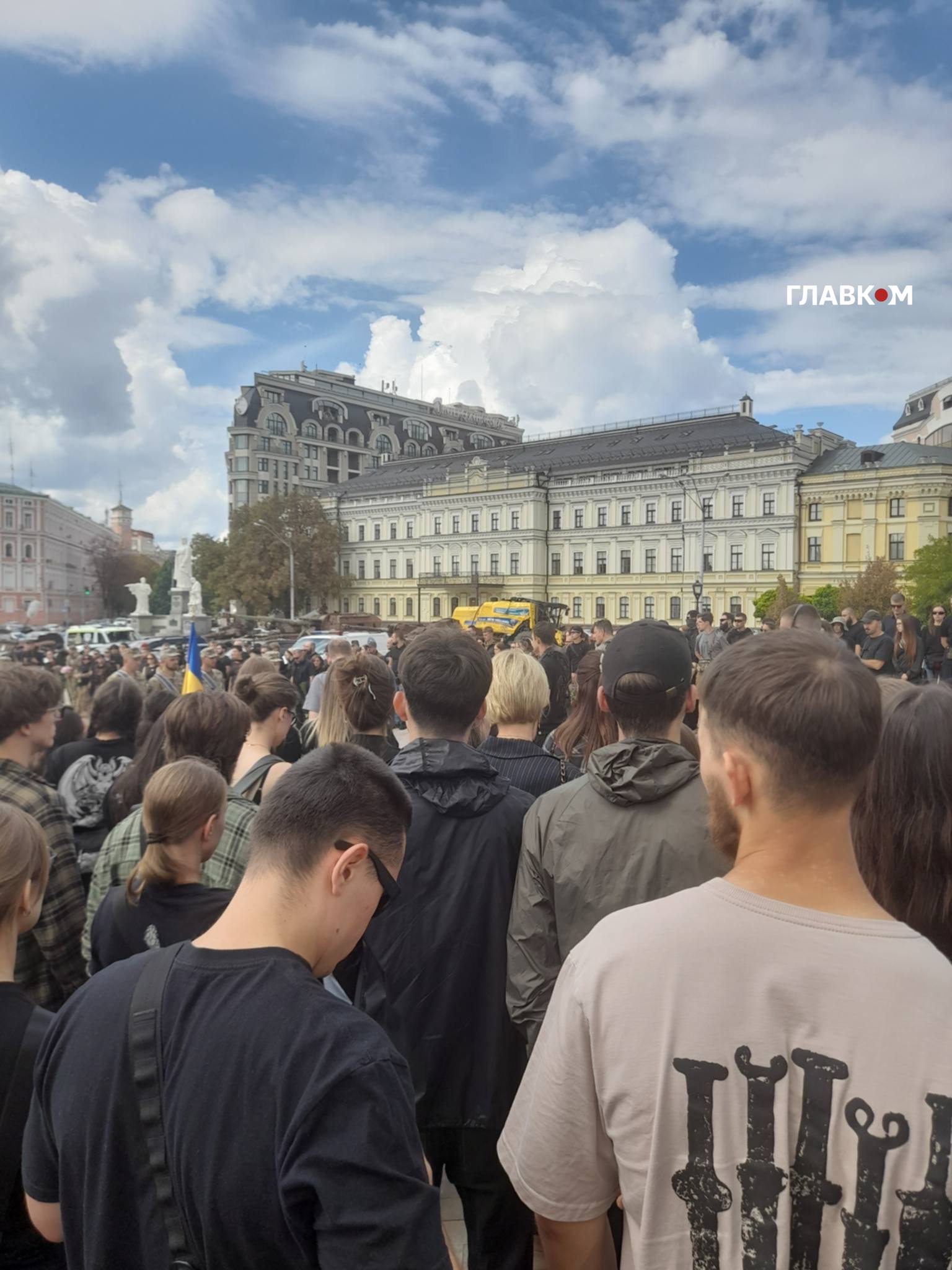 Київ прощається з Даниїлом Смирновим: штурмовик, який мав стати батьком 13 Попрощатися з воїном прийшли понад сотня людей: рідні, побратими, друзі та містяни