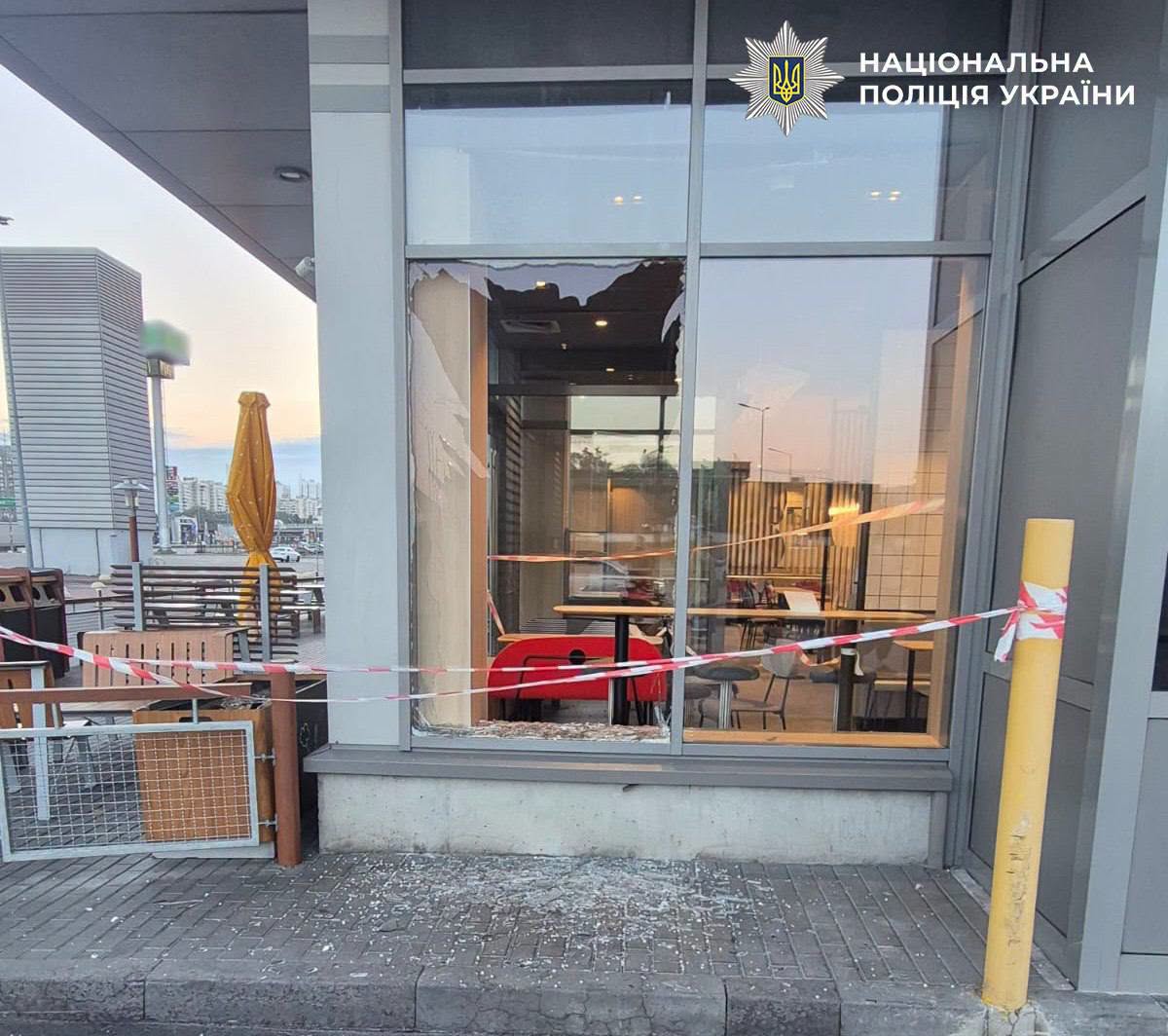 Унаслідок російської атаки пошкоджено приміщення McDonald's у Києві
