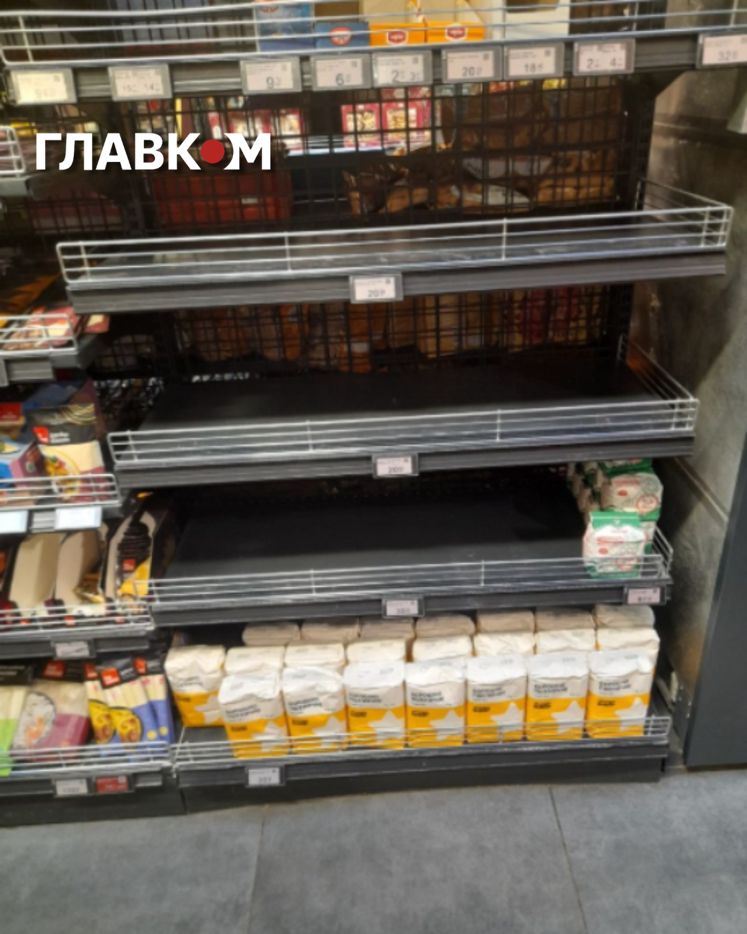 На полицях супермаркетів Києва: що приховують ціни на борошно, сіль і цукор 6 Порожні полиці з сіллю та цукром у «Форі»
