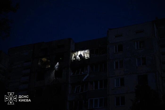 Наслідки удару російського безпілотника по багатоповерхівці в Києві