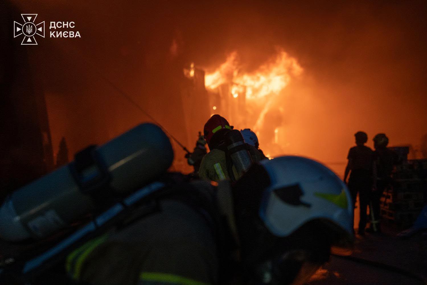 Київ під ворожим обстрілом: семеро поранених, палають два райони 9 Нічна атака на Київ: семеро поранених, у двох районах вирували пожежі