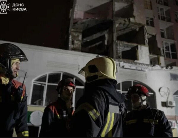 Уламки дрона поранили людей у Києві біля магазину
