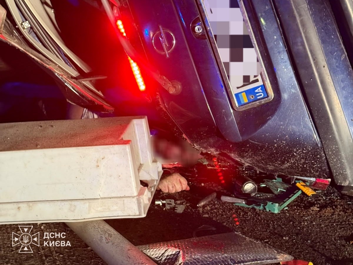 Наслідки падіння автомобіля з мосту в Києві