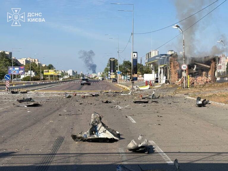 Наслідки атаки на київську АЗС: рятувальники показали фото та відео 10
