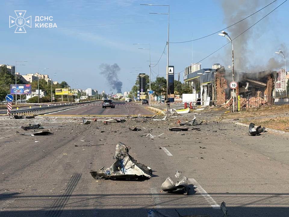 Наслідки атаки на київську АЗС: рятувальники показали фото та відео 8 Російські терористи завдали удару по АЗС у столиці України